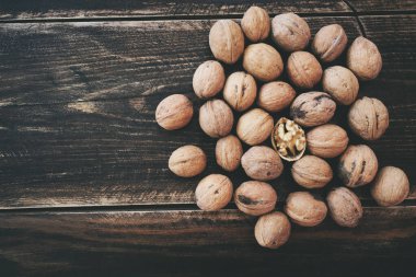 Fotokopi alanı olan ahşap arka planda ceviz. Üst görünüm.