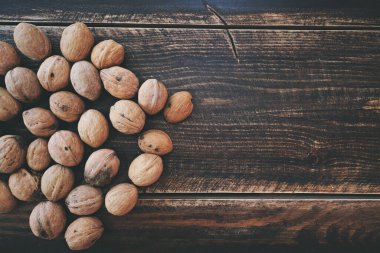 Fotokopi alanı olan ahşap arka planda ceviz. Üst görünüm.