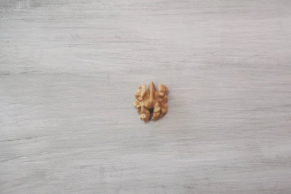 Fotokopi alanı olan ahşap arka planda ceviz. Üst görünüm.