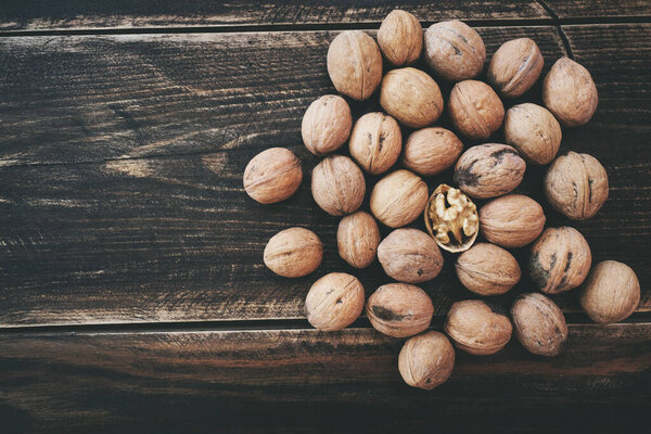 Орех на деревянном фоне с копировальным пространством. Вид сверху.