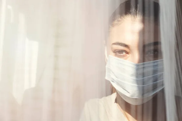 Covid-19 Coronavirus konsepti. Virüs Covid-19 'u korumak için maske takan bir kadın. Sosyal uzaklık. Sağlık ve ruhsal sağlık hizmetleri..