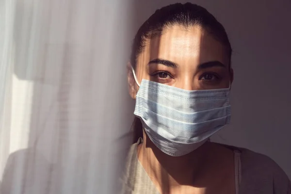 Covid-19 Coronavirus konsepti. Virüs Covid-19 'u korumak için maske takan bir kadın. Sosyal uzaklık. Sağlık ve ruhsal sağlık hizmetleri..