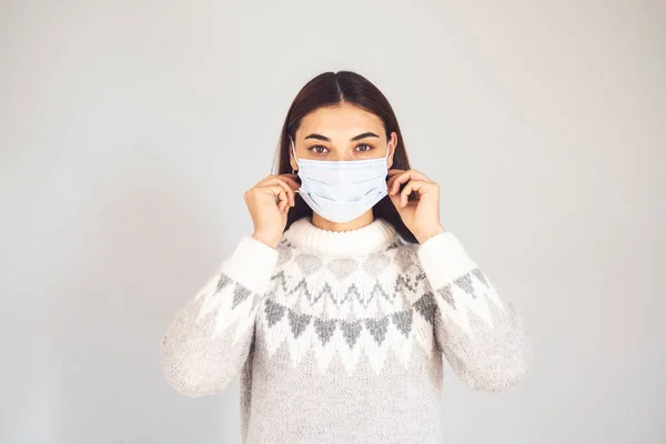 Covid-19 Coronavirus konsepti. Virüs Covid-19 'u korumak için maske takan bir kadın. Sosyal uzaklık. Sağlık ve ruhsal sağlık hizmetleri..