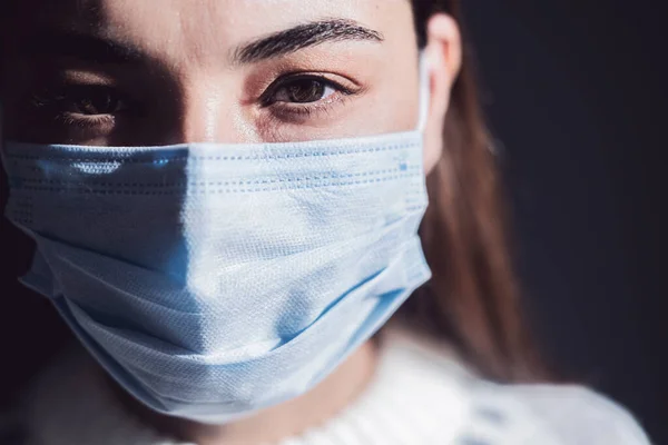 Covid-19 Coronavirus konsepti. Virüs Covid-19 'u korumak için maske takan bir kadın. Sosyal uzaklık. Sağlık ve ruhsal sağlık hizmetleri..