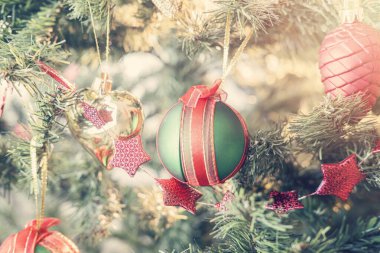 Noel Ağacı 'nı süslemelerle kapat, yeni yıl konsepti