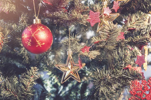 Noel Ağacı 'nı süslemelerle kapat, yeni yıl konsepti
