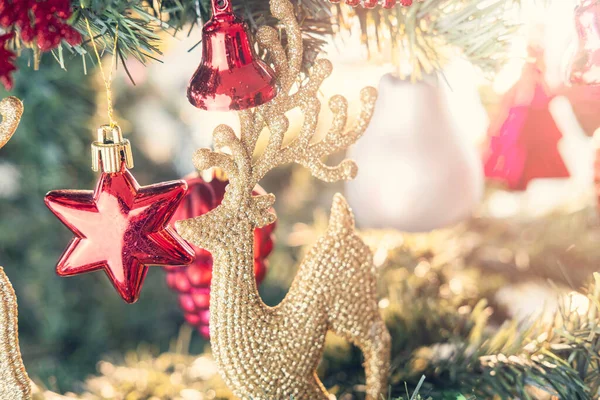 Noel Ağacı 'nı süslemelerle kapat, yeni yıl konsepti