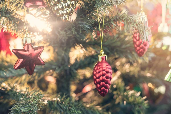 Noel Ağacı 'nı süslemelerle kapat, yeni yıl konsepti