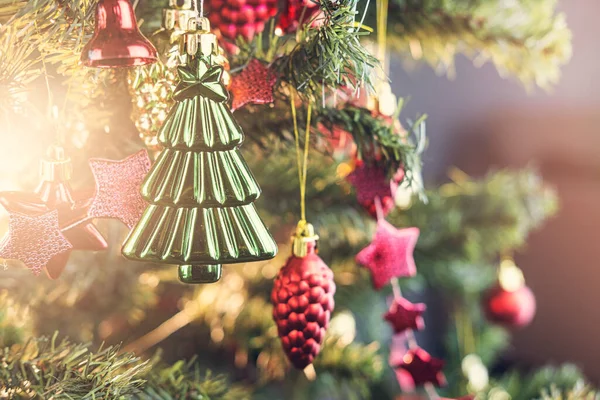 Noel Ağacı 'nı süslemelerle kapat, yeni yıl konsepti
