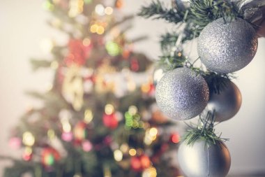 Noel Ağacı 'nı süslemelerle kapat, yeni yıl konsepti