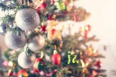 Noel Ağacı 'nı süslemelerle kapat, yeni yıl konsepti