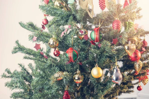 Noel Ağacı 'nı süslemelerle kapat, yeni yıl konsepti