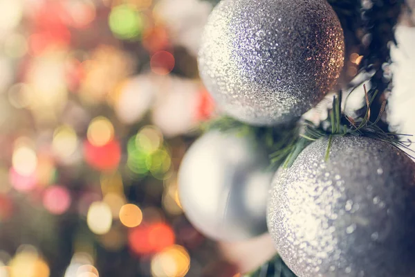 Noel Ağacı 'nı süslemelerle kapat, yeni yıl konsepti