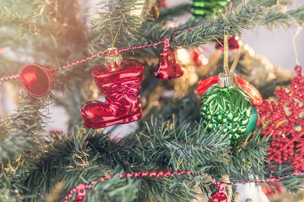 Noel Ağacı 'nı süslemelerle kapat, yeni yıl konsepti