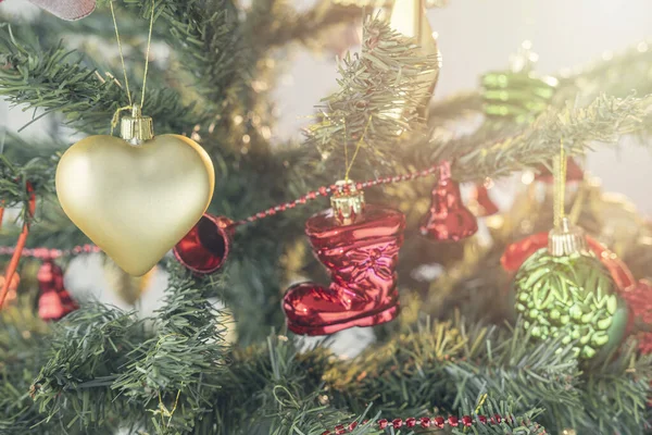 Noel Ağacı 'nı süslemelerle kapat, yeni yıl konsepti