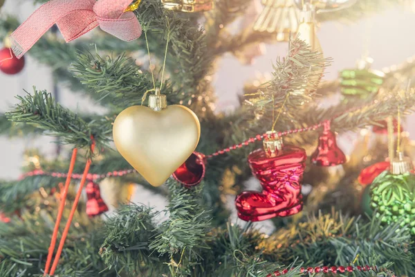 Noel Ağacı 'nı süslemelerle kapat, yeni yıl konsepti