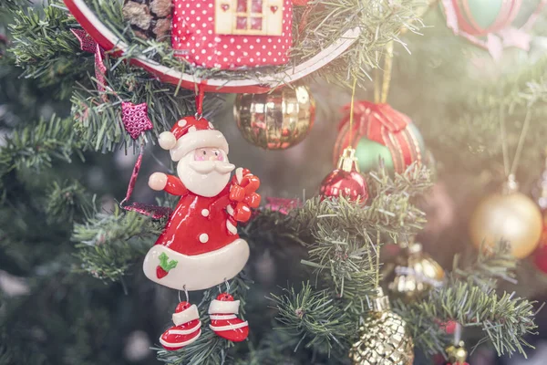 Noel Ağacı 'nı süslemelerle kapat, yeni yıl konsepti