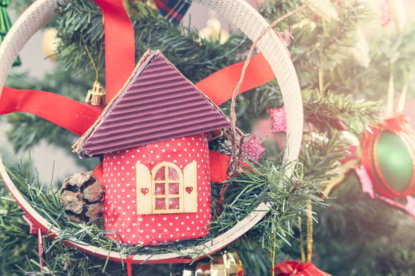 Noel Ağacı 'nı süslemelerle kapat, yeni yıl konsepti