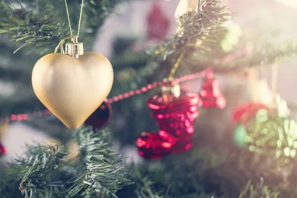 Noel Ağacı 'nı süslemelerle kapat, yeni yıl konsepti