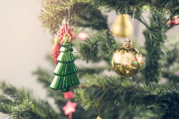 Noel Ağacı 'nı süslemelerle kapat, yeni yıl konsepti