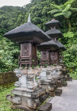 Pura Luhur Lempuyang tapınağına giden yolda, ijuk çatısı olan muhteşem Bali pelinggih ya da meru ahşap kuleler.