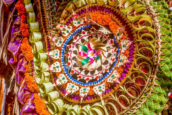 Balinéz színes és ünnepi esküvői kézműves dekoráció kókuszlevelekkel, virágokkal és szövetekkel. Ubud palota bejárata. — Stock Fotó