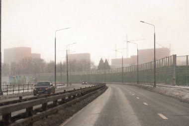 Şehirdeki yolda kar yağışı. Arabanın camındaki fotoğraf..