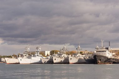 - Rusya. Sivastopol. Aralık 2020. Sivastopol 'da tutuklanan Ukrayna gemileri. Bir kaç eski savaş gemisi. Sivastopol 'daki Streletskaya Körfezi' nde Ukrayna gemileri.