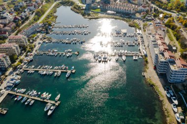 Sivastopol 'dan Streletskaya Körfezi. Fotoğraf bir kuadrokopterden 100 metre uzakta. Yatlar için Marina.