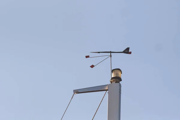 Oben Auf Dem Mast Der Jacht Ausrüstung Auf Der Mastspitze — Stockfoto