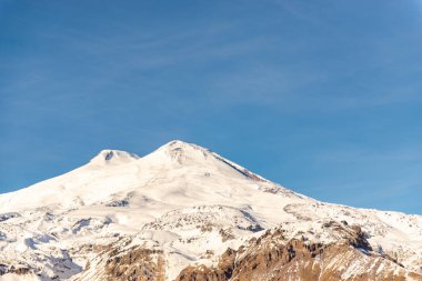Kışın Elbrus Dağı. Cheget Dağı 'ndan Elbrus' un manzarası. 2021 kışında Elbrus 'un Şapkaları