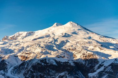 Kışın Elbrus Dağı. Cheget Dağı 'ndan Elbrus' un manzarası. 2021 kışında Elbrus 'un Şapkaları