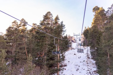 Dağa giden eski bir teleferik. Boş kayak asansörü Cheget. Kış 2021 Dağlarda.