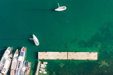 Rıhtımın en üst manzarası. Demir atmış gemiler ve yüzen yatlar.
