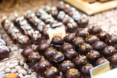 Büyük miktarlarda küçük kekler. Ceviz kırıntılı çikolatalı şekerler..