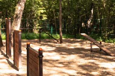 Ormandaki köpek parkı. Ağaçların arasında çeşitli köpek eğitim makineleri