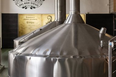 Büyük bira tankları. Brno 'daki bira fabrikası. Büyük bir fabrikada bira yapmak.