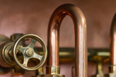 Bakır boru ve valf. Bira fabrikasındaki cihazın bir parçası. Bira Musluğu