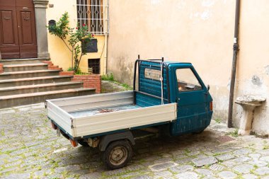 Barga. İtalya. 2019 yazında. Şehirde küçük bir kamyon. Sadece böyle bir kamyon Barga sokaklarında dolaşabilir..