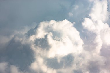 Uçak penceresindeki bulutlar. 10 km irtifadaki hava illüzyonları dünyası