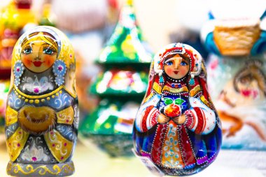 Parlak matryoshka bebekleri sergileniyor. İki matruşka bebek ışıl ışıl parlıyor.