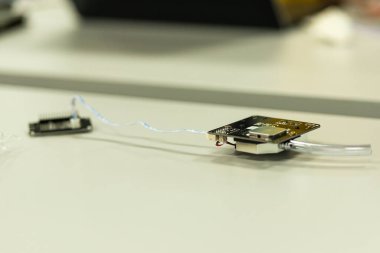 Moskova. - Rusya. Kasım 2019. Çipteki sensörlerin montajı. Teknik yaratıcılık okulundaki sınıflar