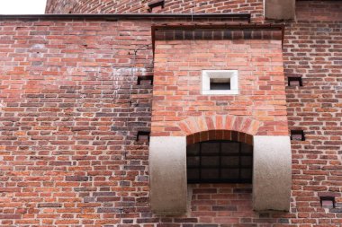 Kaledeki ortaçağ tuvaletleri. Kraliyet Kalesi 'nin duvarlarında Krakow tuvaletleri