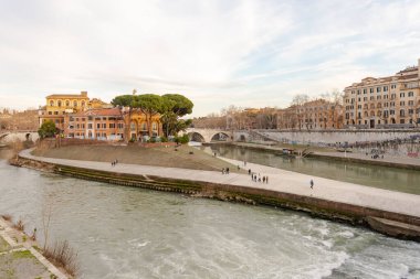 Roma. İtalya. 2020 baharında. Tiberina Adası. Bahar Roma seti. İnsanlar setin üzerinde yürür.