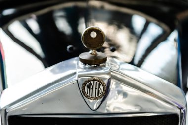 Moskova. - Rusya. Şubat 2020. Eski arabaların sergisi. Eski Mathis Type Me modeli 1927 'den. Logolu başlıklı.