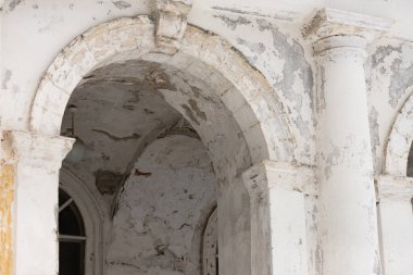 Znamenskoe köşkü kafesleri, merkezi yapının detayları. Moskova bölgesinde asırlık bir evin boyası soyuluyor. Giriş kemeri. Birinci kat penceresi.