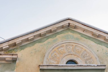 Kabartmalı yurt penceresi. Magnitogorsk 'un merkezinde eski bir ev..