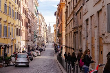 Roma. İtalya. 2020 baharında. Quattro Fontane yoluyla. Salgın başlamadan önce etrafta bir sürü insan dolaşıyor..