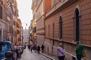 Roma. İtalya. 2020 baharında. Razella Caddesi. Salgın başlamadan önce etrafta bir sürü insan dolaşıyor..