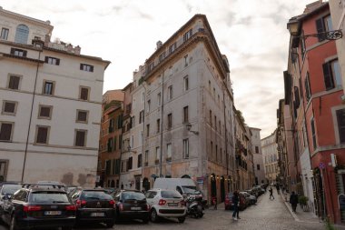 Roma. İtalya. 2020 baharında. Roma 'nın kalbinde ortaçağ evleri.